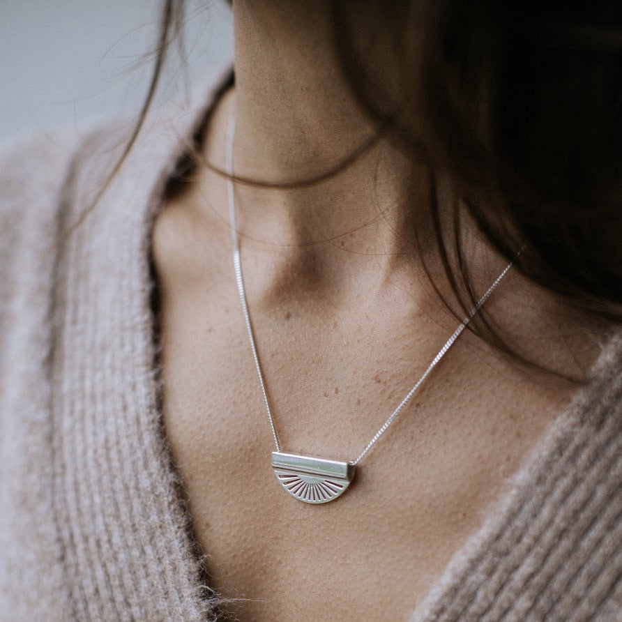 Ketting met letter Letter Ketting Crystal J zilverkleurig van roestvrij Ketting met letter Letter Ketting Crystal J zilverkleurig van roestvrij