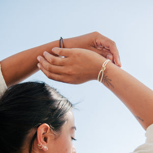 De You are Loved-armband is geïnspireerd op een verlovingsring, hoe romantisch is dat? Twee halve rondjes die samen één worden. 